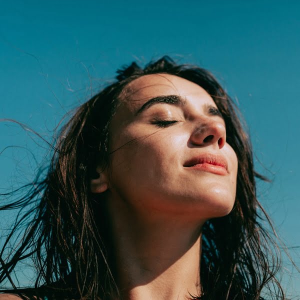 a close up of a woman